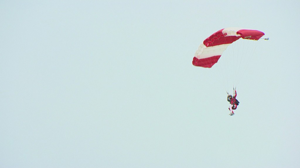 Foto: Ein Fallschirmspringer in der Luft
