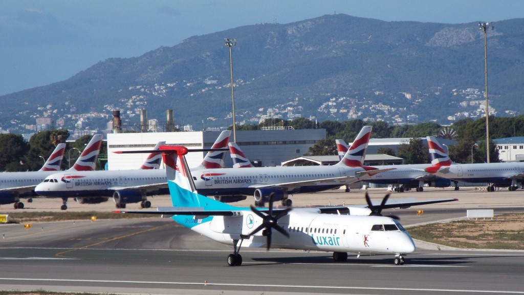 Blick auf den Flughafen von Palma de Mallorca mit Maschinen von Luxair und British Airways