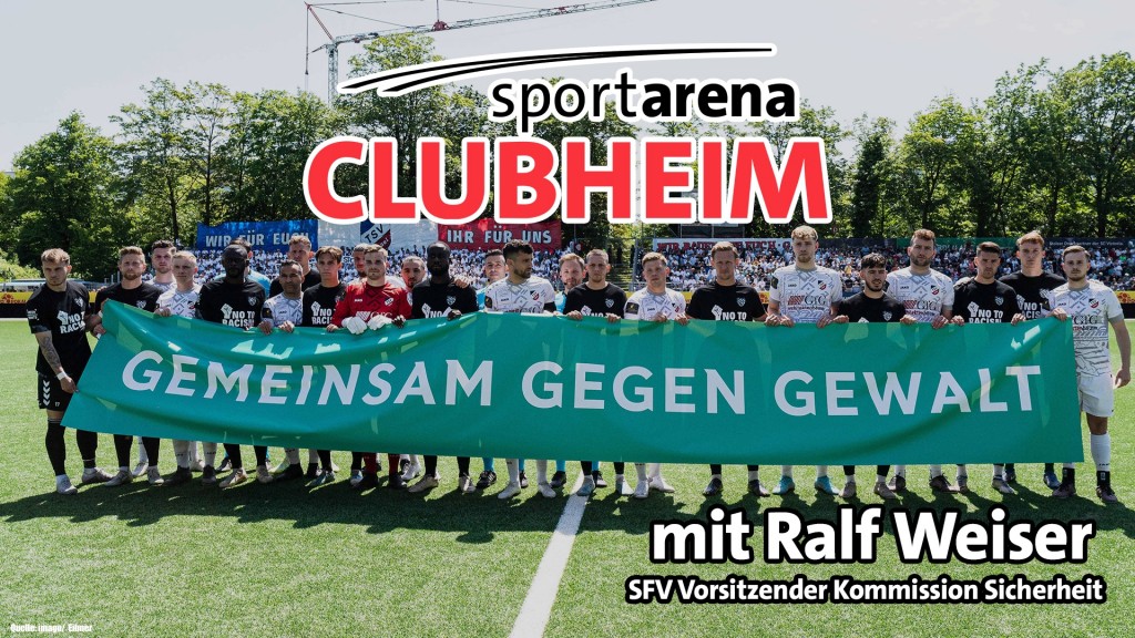 Foto: Fußballmannschaft mit Banner gegen Gewalt