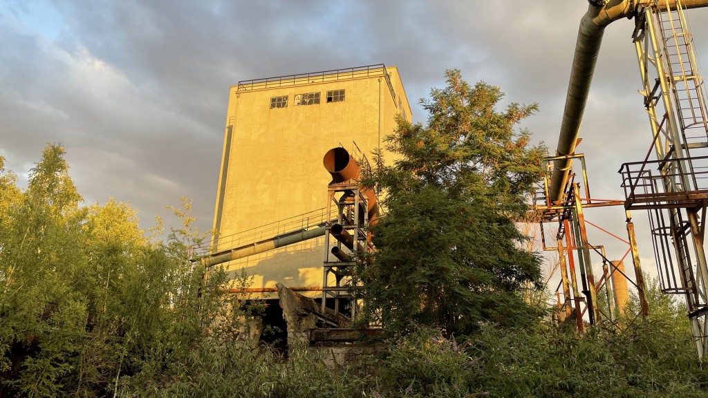 Ansicht Kohlenturm und Kohlenstampfmaschine bei Tag, Schauplatz der Orakelmaschine