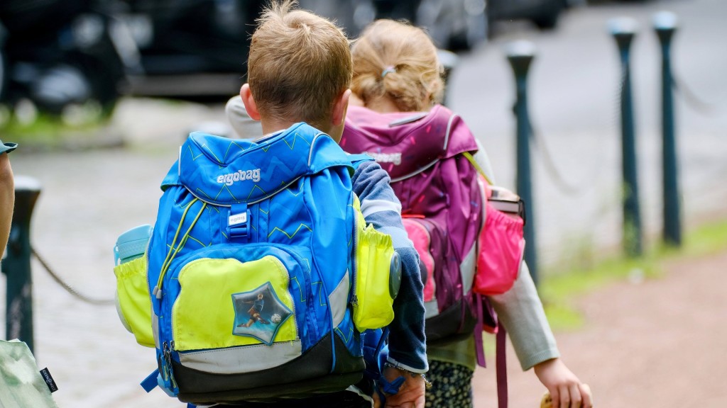 Foto: Ein Junge und ein Mädchen sind auf dem Weg zur Schule.