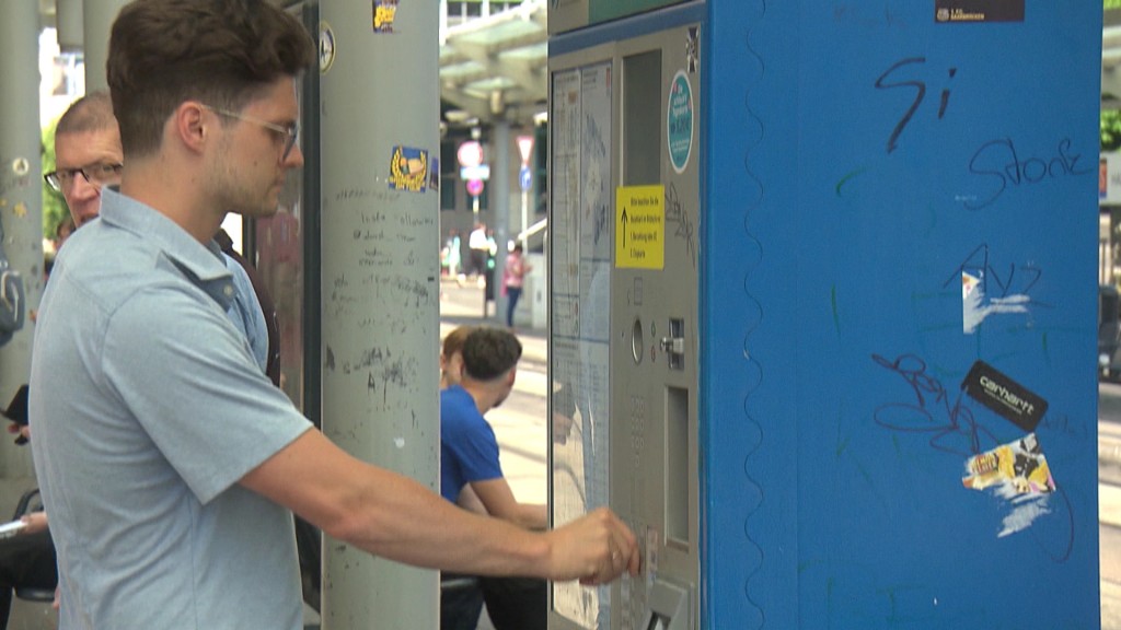 Foto: Ein Mann kauft ein Ticket am Fahrkartenautomat