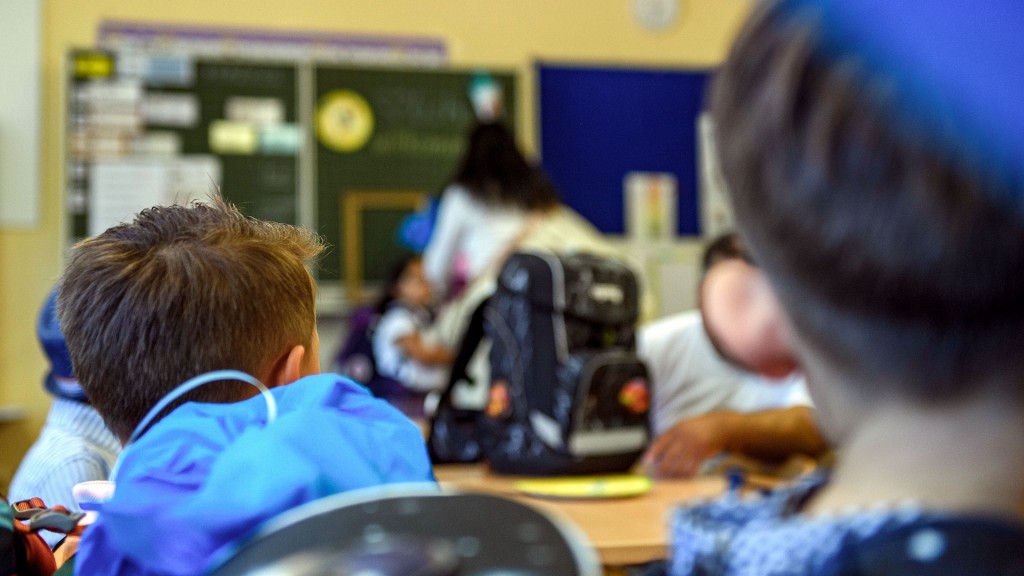 Foto: Grundschüler sitzen in einem Klassenraum