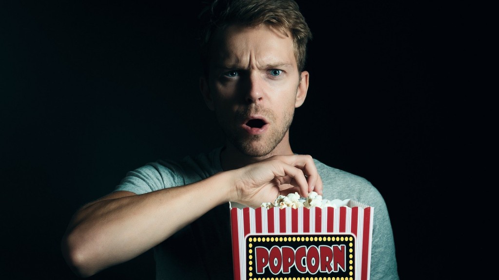 Symbolbild: Ein Mann isst Popcorn im Kino