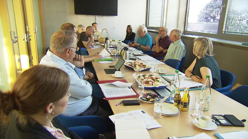 Foto: Besprechung an langem Tisch