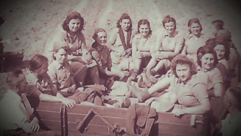 Foto: Französinnen in einem Anhänger im Zweiten Weltkrieg