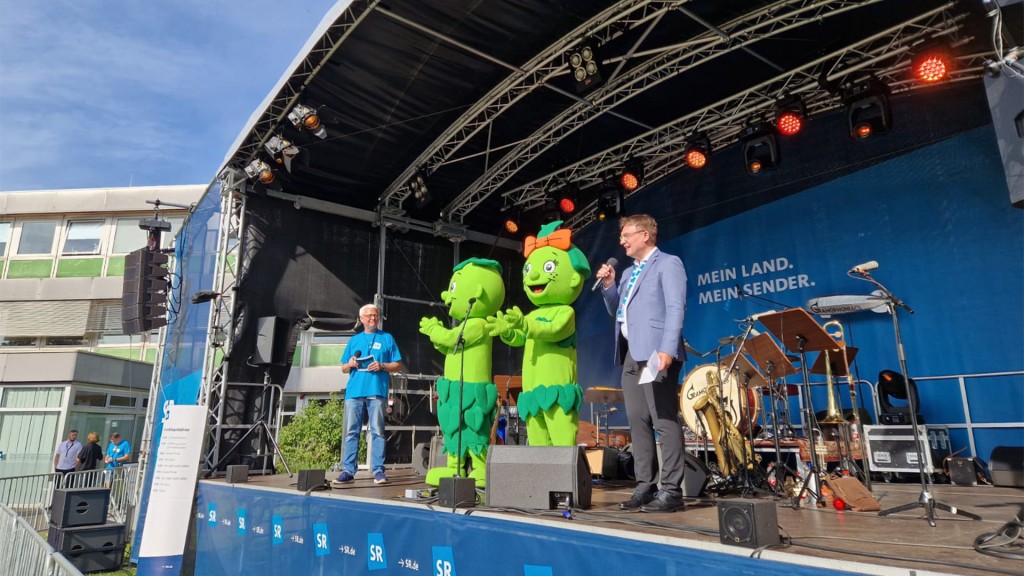 SR-Intendant Martin Grasmück bei der Eröffnung auf der SR-Bühne 