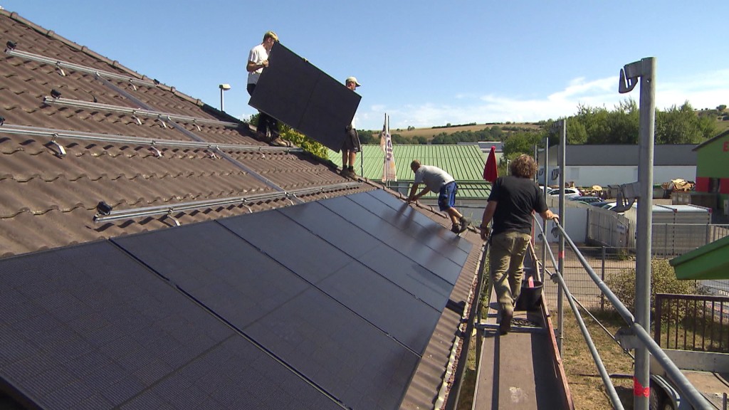 Installation einer Photovoltaik-Anlage auf einem Haus in Blieskastel