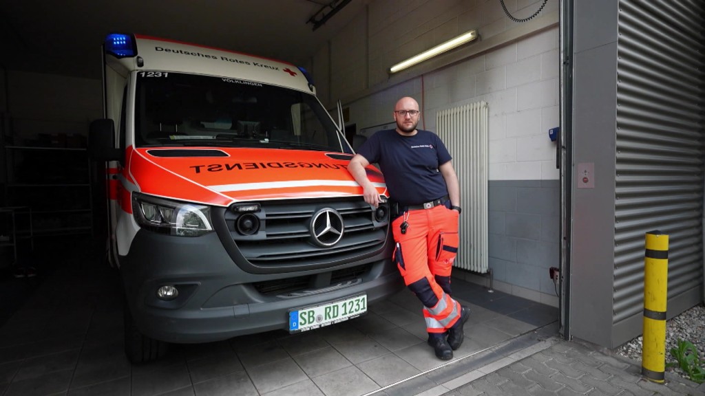 Foto: Anas Alakkad steht neben Rettungsfahrzeug