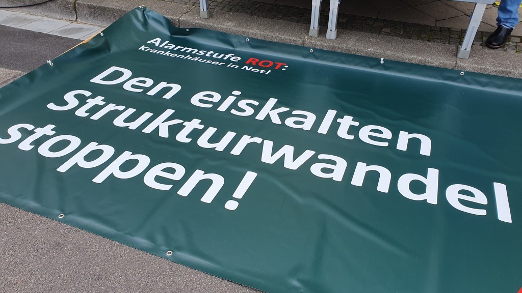 Ein Banner mit dem Schriftzug 