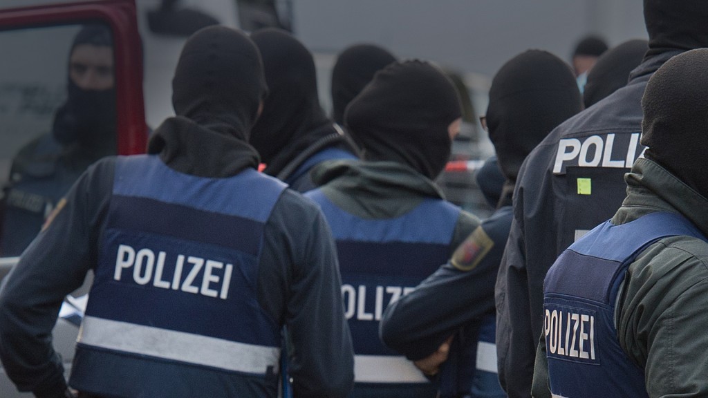 Foto: Einsatzkräfte der Polizei bei einer Razzia