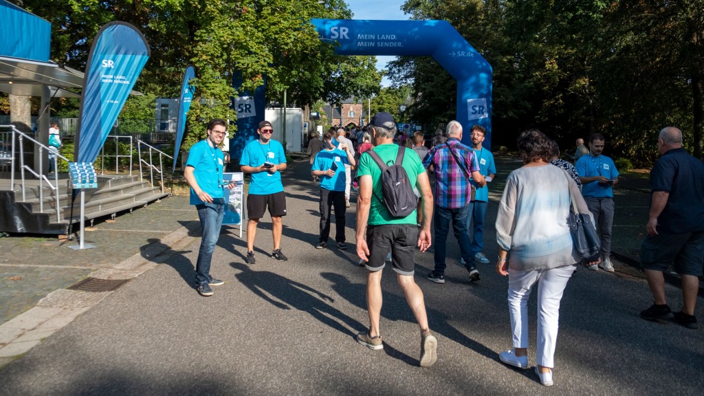 Foto: Zahlreiche Besucher beim Tag der offenen Tür des SR auf dem Halberg