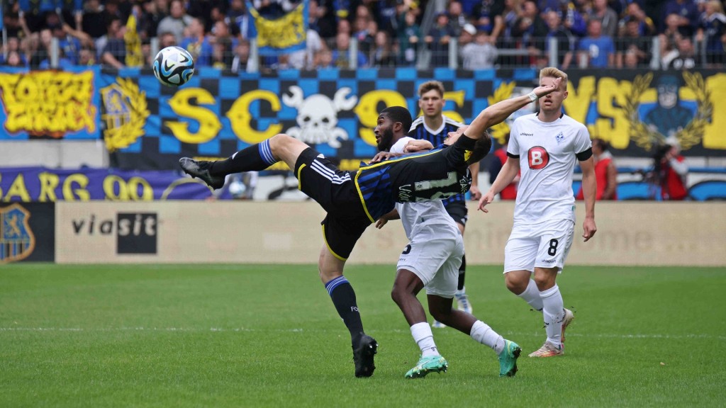 Foto: Marcel Gaus (1. FC Saarbrücken) im Zweikampf mit Kelvin Arase (SV Waldhof Mannheim