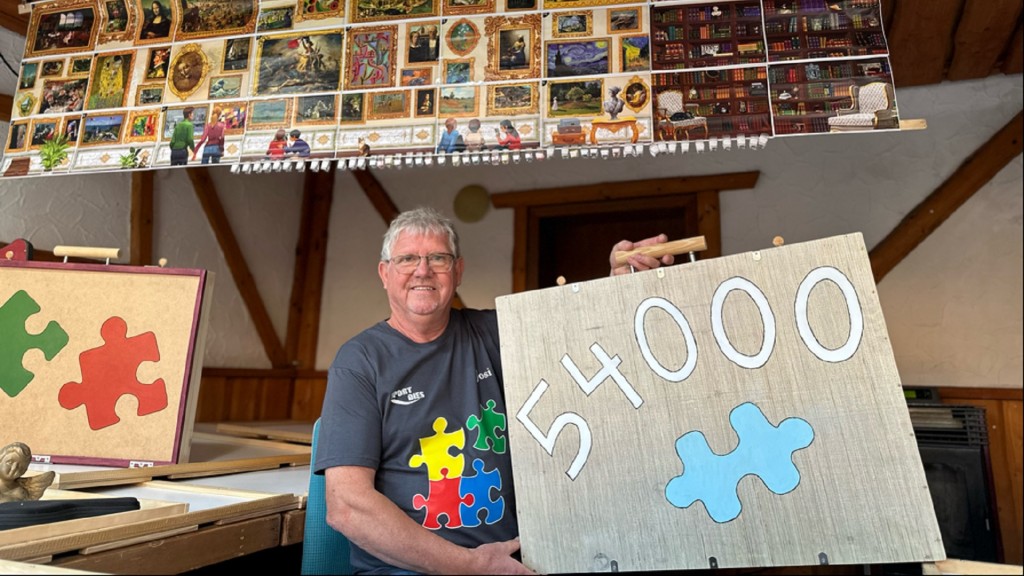 Hans-Josef Schaad mit seinem Puzzle