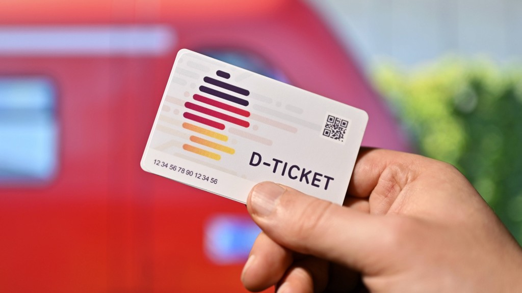 Ein Mann hält das D-Ticket der Bahn in der Hand.