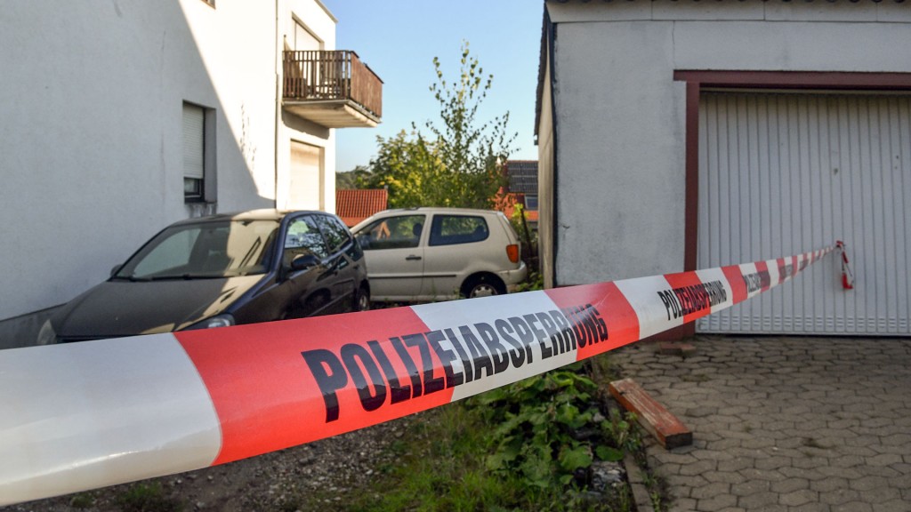 Polizeiabsperrung bei Untersuchungen nach einem Tötungsdelikt in Bischmisheim
