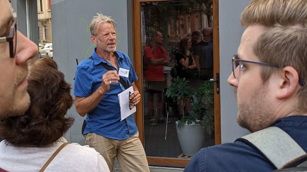 Ekkehard Schmidt bei einer Führung von Geographie ohne Grenzen