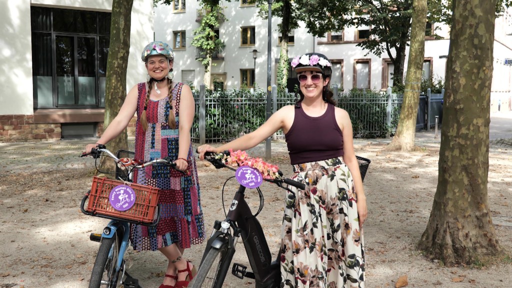 Foto: Zwei Frauen beim Fancy Women Bike Ride in Saarbrücken
