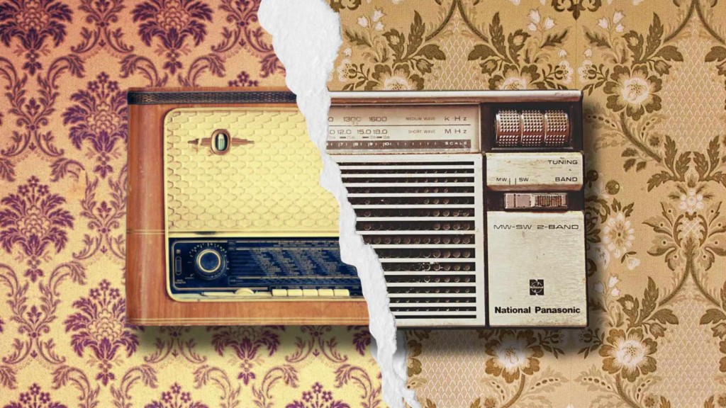Zwei alte Retro-Radios vor Tapeten aus den Sechzigern