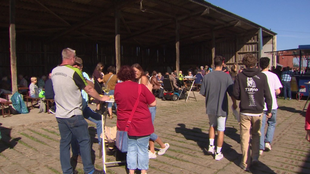 Foto: Besucher auf einem Hof bei der SR3-Landpartie