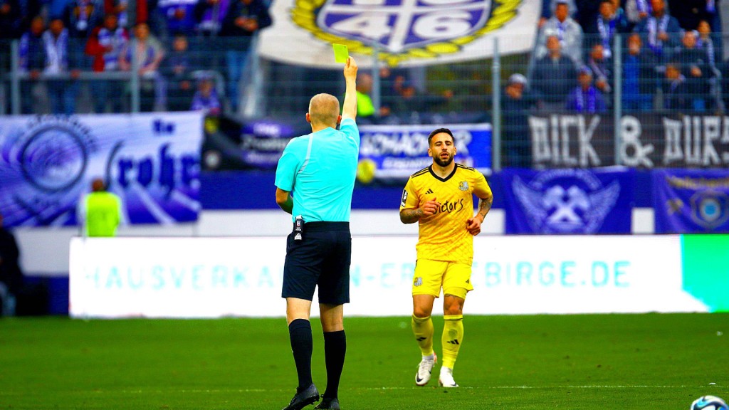 Foto: Calogero Rizzuto (1. FC Saarbrücken) sieht im Spiel gegen Erzgebirge Aue die gelbe Karte.
