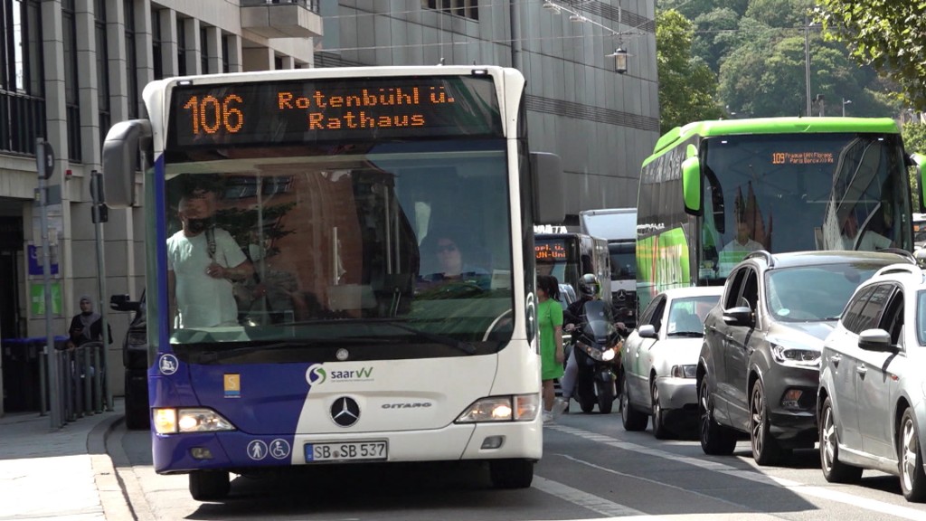 Foto: anfahrender Bus an Haltestelle Rathaus neben Stau 