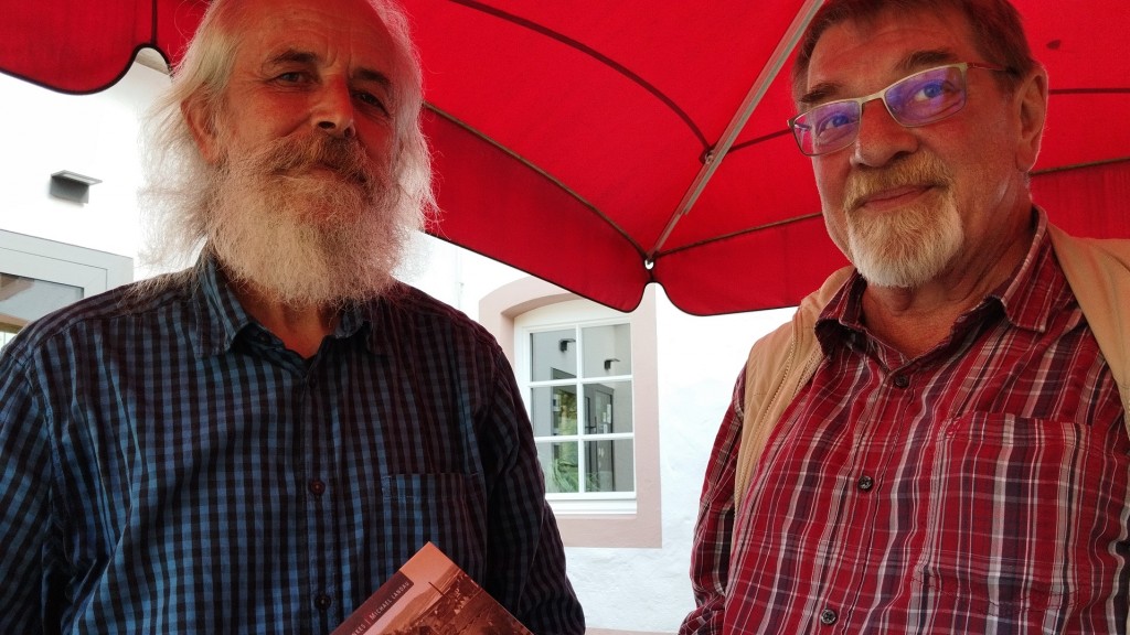 Lokalhistoriker Volker Munkes (l.) und Michael Landau (r.) mit ihrem Buch über die Geschichte der Zwangsarbeiter bei der Firma Karcher