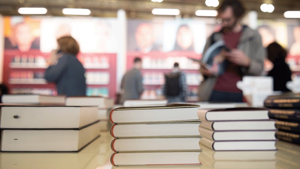 Bücher liegen auf der Frankfurter Buchmesse an einem Stand.