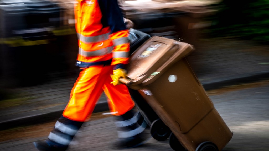 Foto: Mülltonnen werden von der Müllabfuhr abgeholt