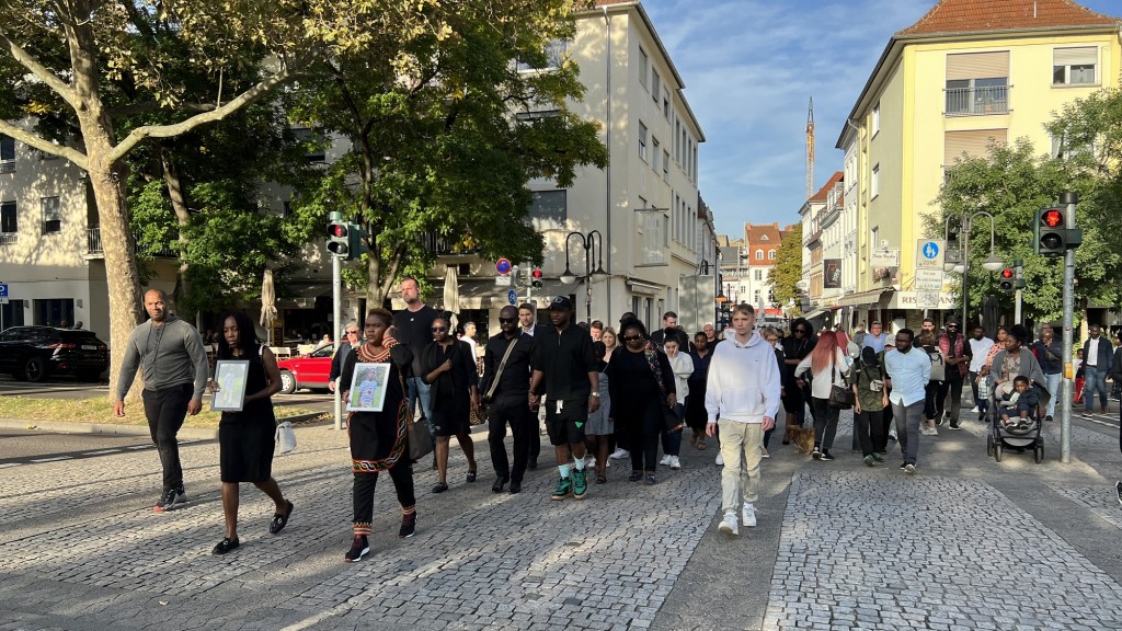 Foto: Trauermarsch nach der Gedenkfeier für den ertrunkenen Fünfjährigen in Saarbrücken