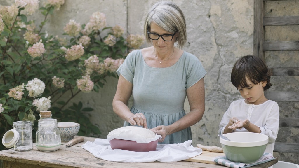 Oma und Enkel kochen zusammen