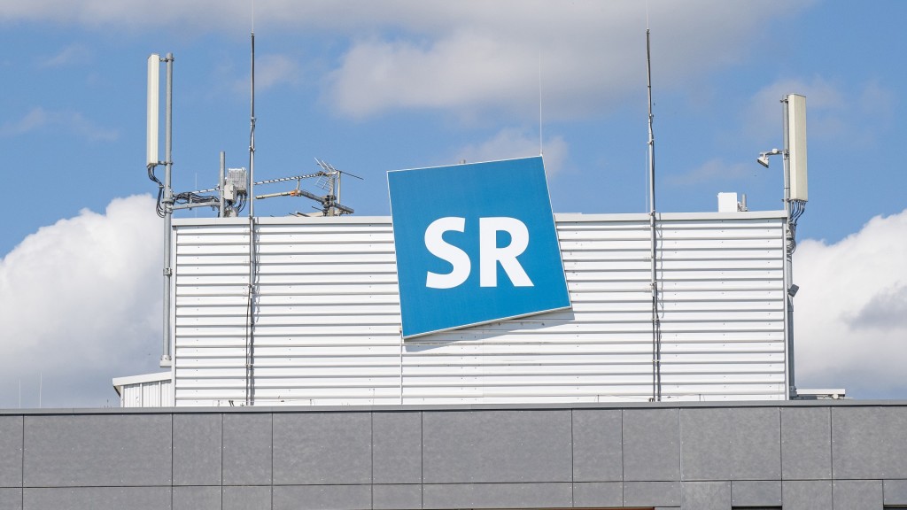 Foto: Das Logo des Saarländischen Rundfunks auf dem Dach des Hörfunk-Gebäudes auf dem Halberg