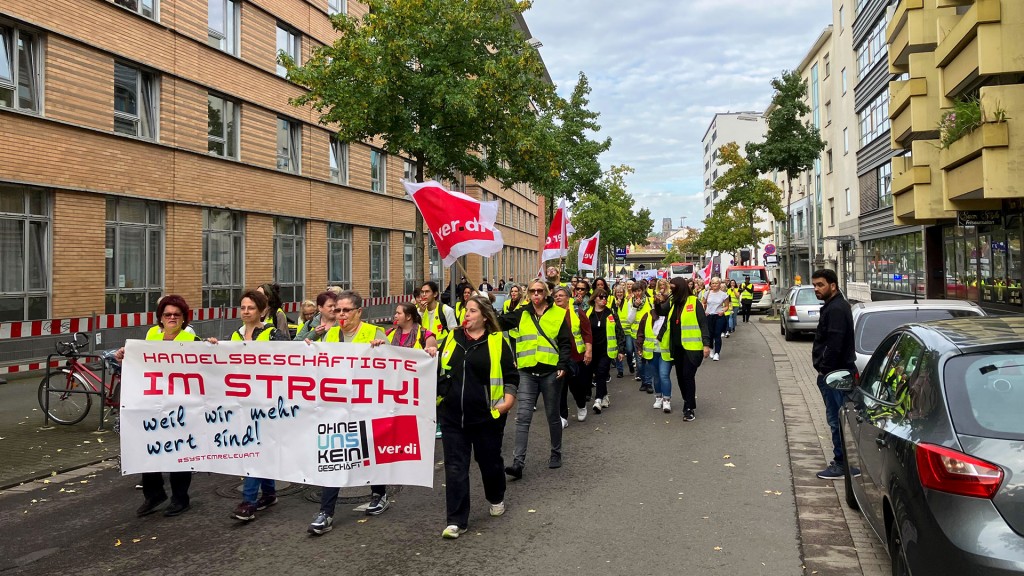 Foto: Demonstrierende halten Transparente beim Einzelhandelsstreik der Gewerkschaft Verdi