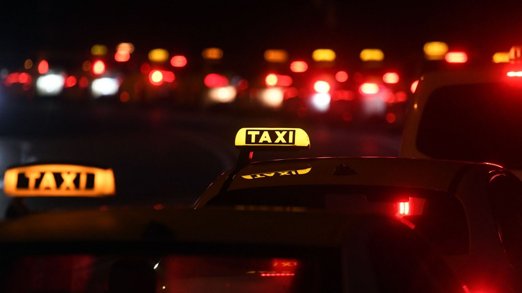 Foto: Zahlreiche Taxis stehen bereit und warten auf Fahrgäste