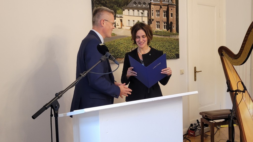 Der Oberbürgermeister der Kreisstadt Merzig, Marcus Hoffeld, verleiht den Gustav-Regler-Preis 2023 an Katja Petrowskaja