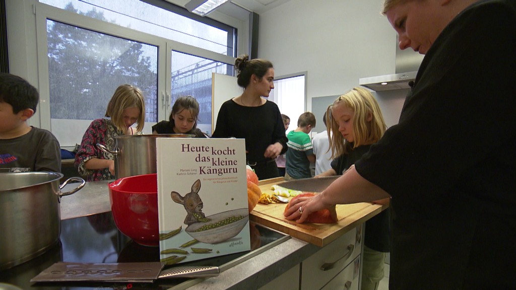 Foto: Kinder kochen nach Kinderkochbuch