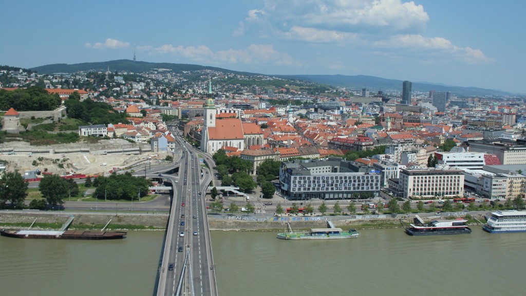 Foto: Blick auf die UFO-Brücke und das Stadtzentrum