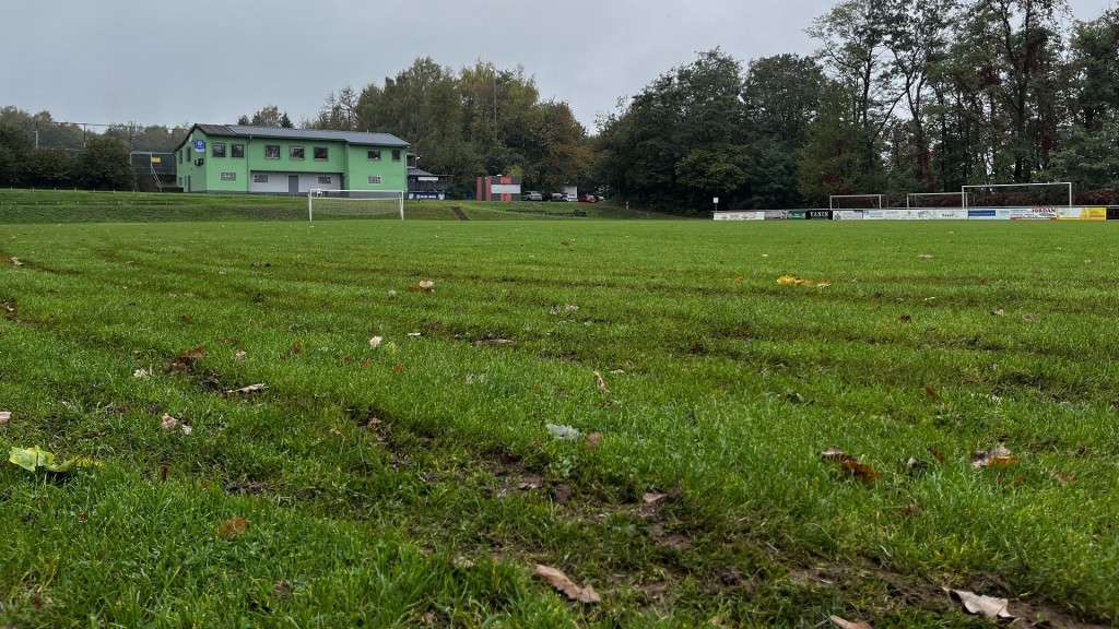 Der durch Autos verwüstete Sportplatz in Ottweiler