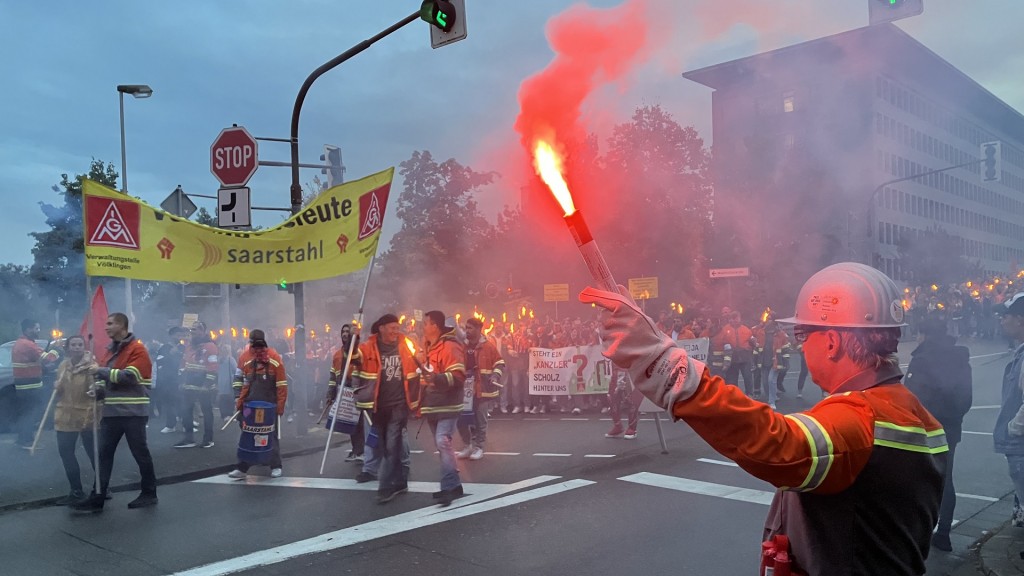 Beim Stahl-Aktionstag in Völklingen haben am 19.10.2023 mehrere tausend Stahlarbeiter demonstriert.