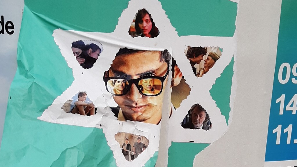 Plakate zur Veranstaltung der Jüdischen Filmtage wurden beschädigt