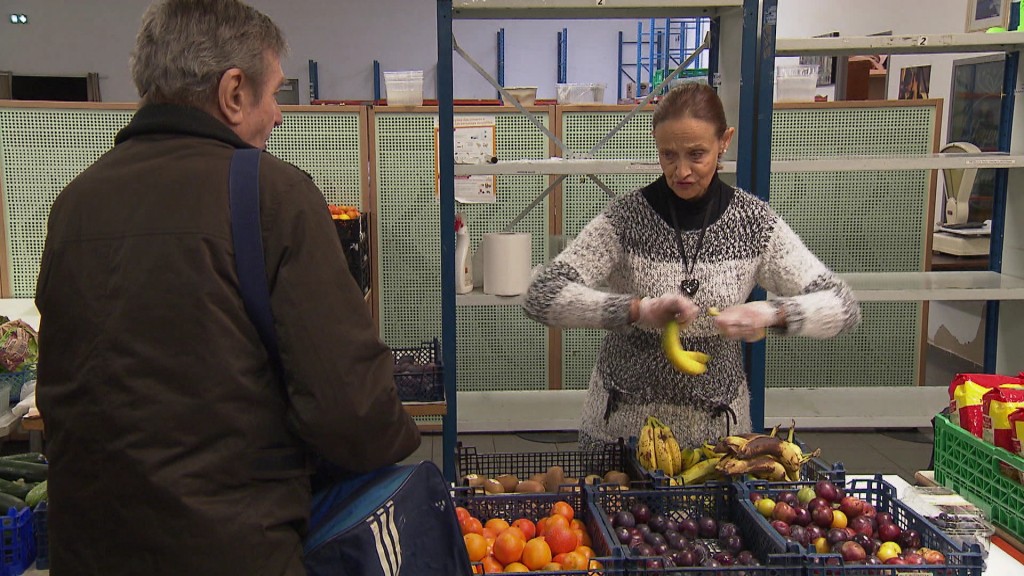 Foto: Helferin verteilt Lebensmittel