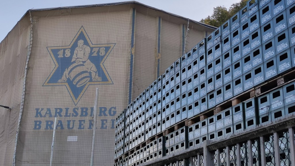 Stern der Karlsberg-Brauerei und leere Bierkästen