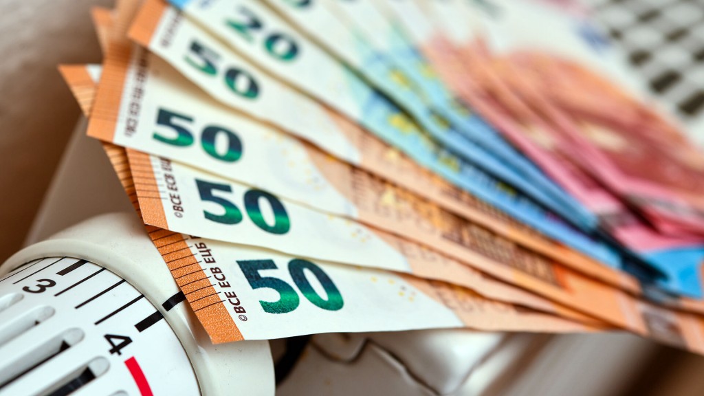 Symbolbild Heizkosten: Geldscheine liegen auf einem Heizkörper