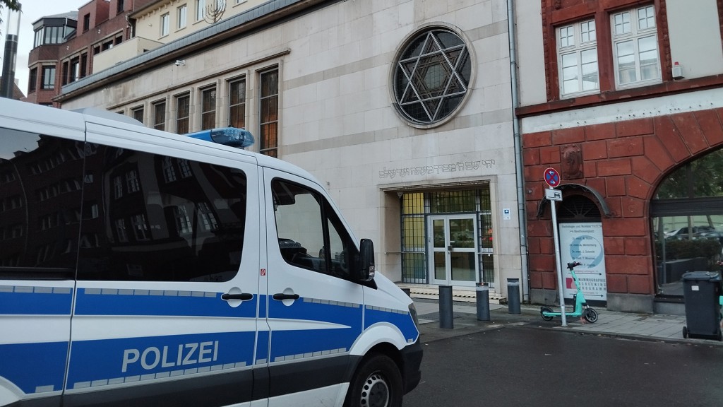 Ein Polizeiauto steht vor der Synagoge in Saarbrücken