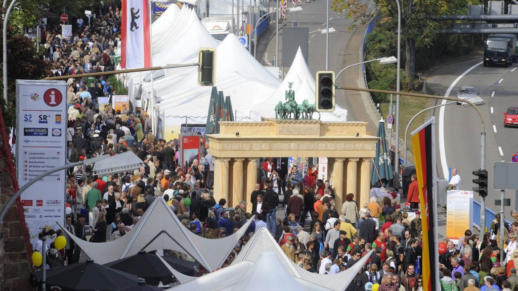 Besucher an Ständen aller Bundesländer auf dem Bürgerfest zur Tag der Deutschen Einheit 2009 in Saarbrücken