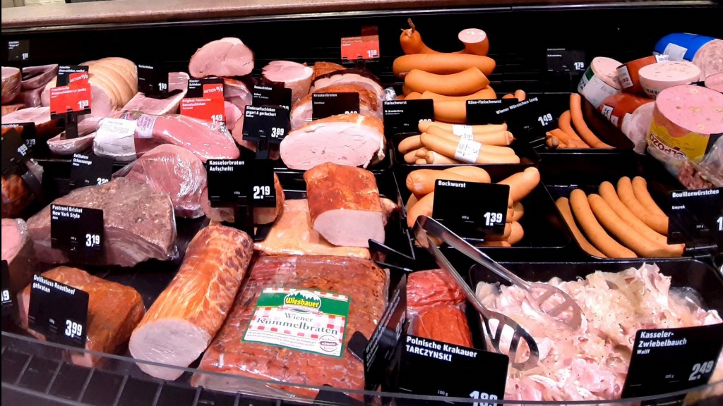 Fleisch- und Wursttheke in einem Supermarkt