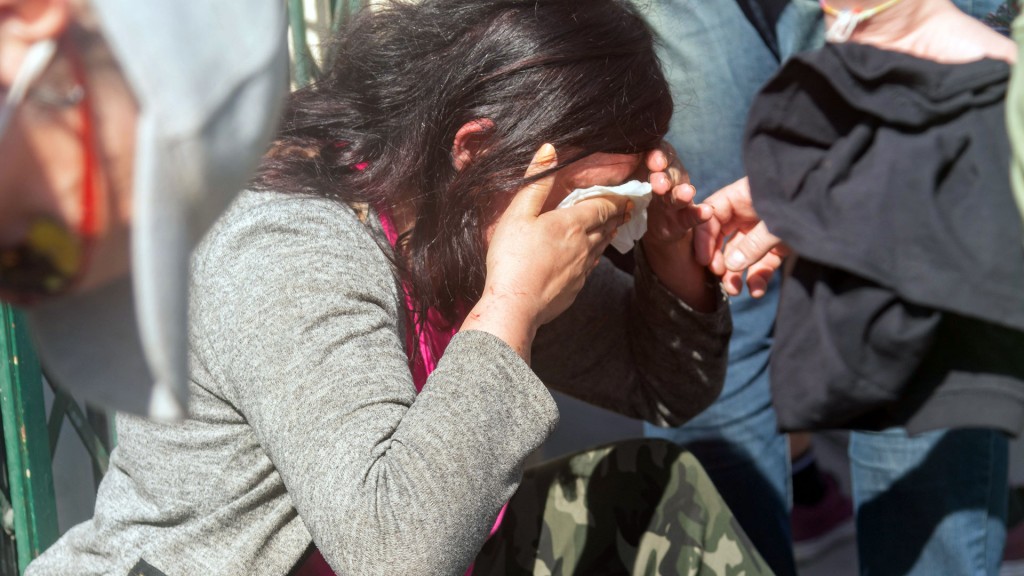 Foto: Frau reibt sich mit Taschentuch das Gesicht