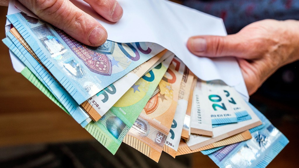 Foto: Geldscheine ragen aus einem Umschlag raus