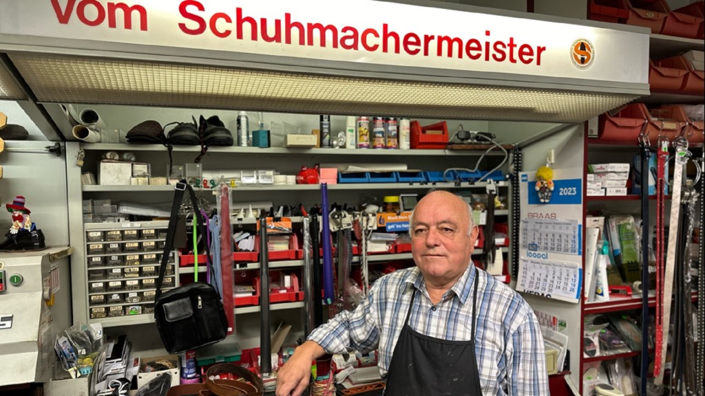 Heinz Jager in seiner Schuhmacher-Werkstatt in Burbach