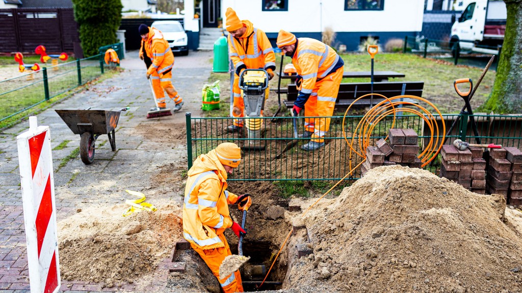 Arbeiter bei der Erdverlegung von Glasfaserkabeln